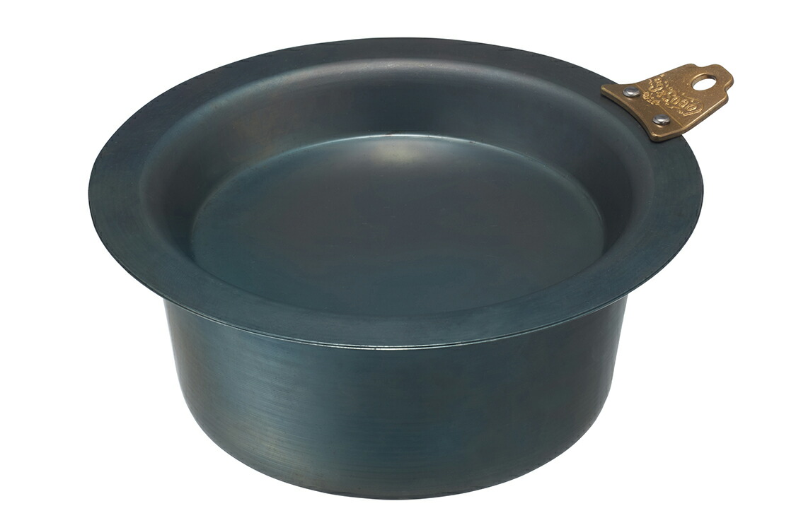 フライパン、オーブン皿、食器 としても使えるプレートフタ付き！ こだわりのヘラ絞り加工で ダッチオーブン料理もできる鉄鍋。