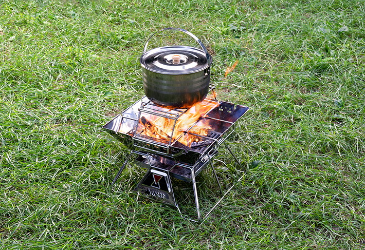 たき火をしながら鍋料理が楽しめる！