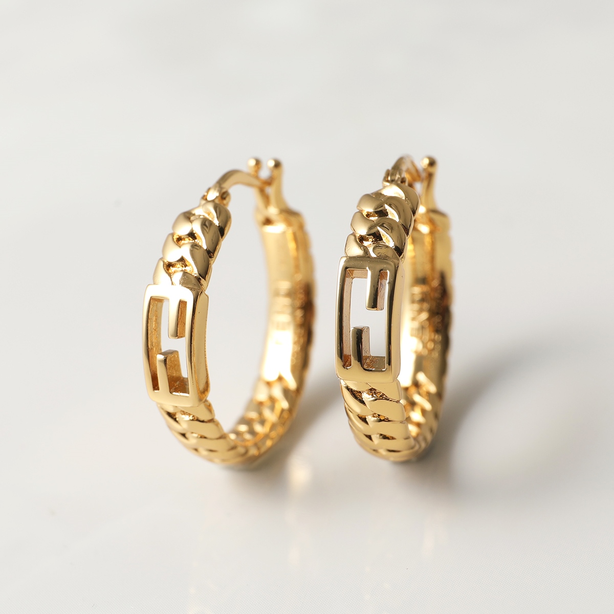極美品　FENDI  フェンディ　バケット　フープ　アクセサリー　ゴールド　片耳 FENDI フェンディ ピアス BAGUETTE バゲット 8AG992 B08