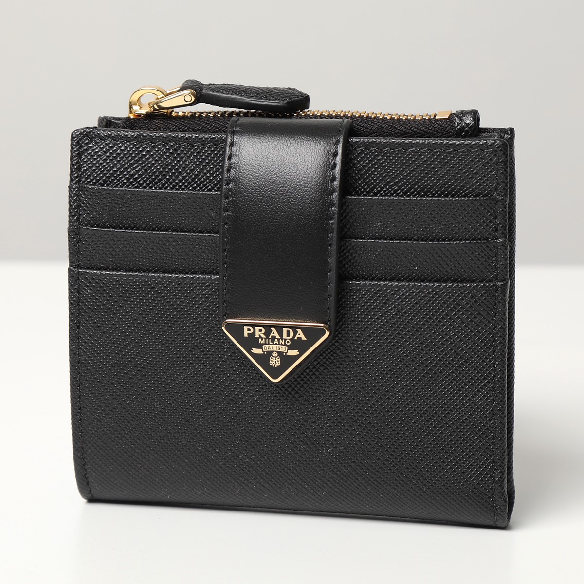 PRADA 二つ折り財布　箱・カード付き 夏ボーナスで買うべき大人の財布】プラダ｜外にもカードが収納できる