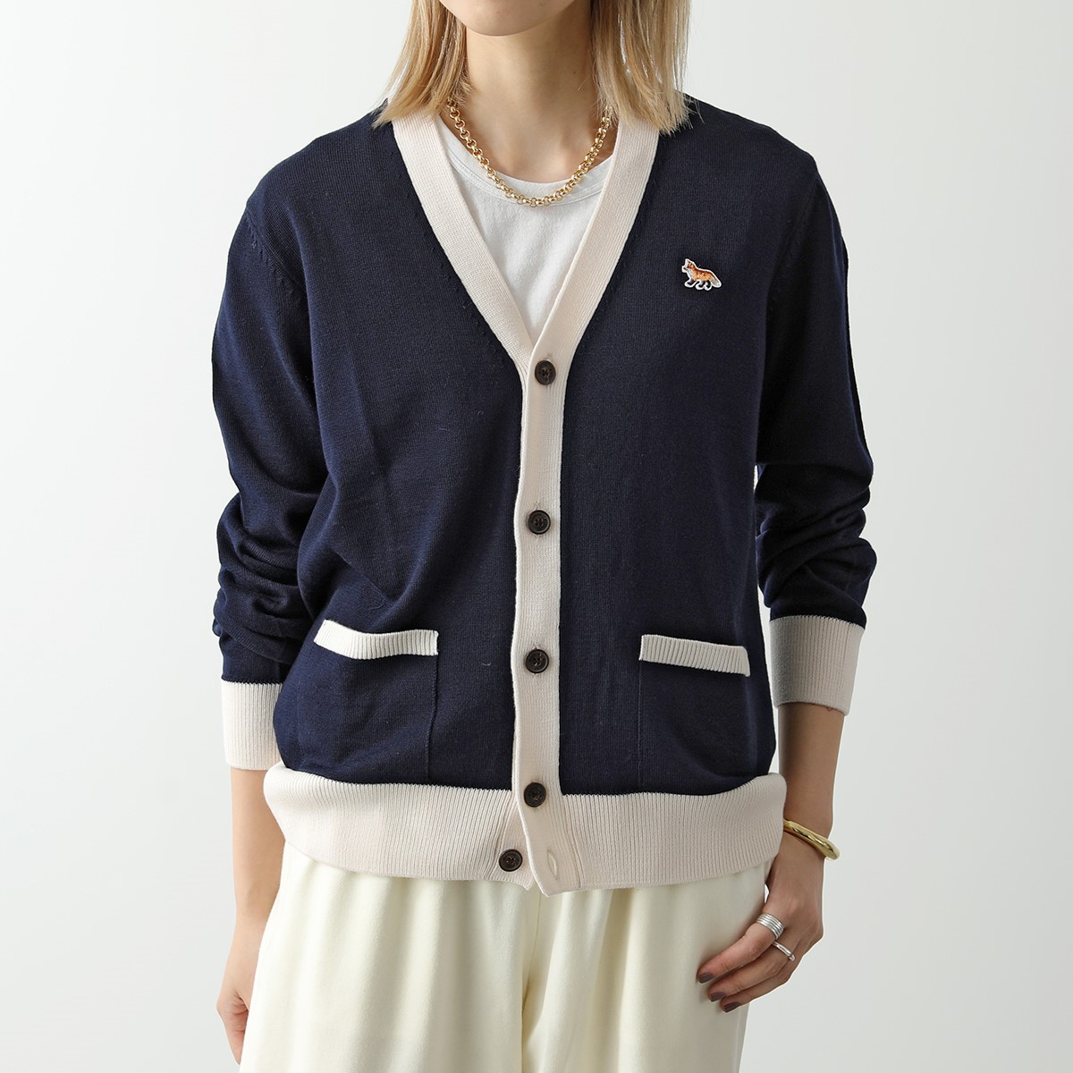 MAISON KITSUNE メゾンキツネ カーディガン HU00542KT1036 レディース ウール ニット Vネック ロゴパッチ P199 カラー4色｜s-musee｜03