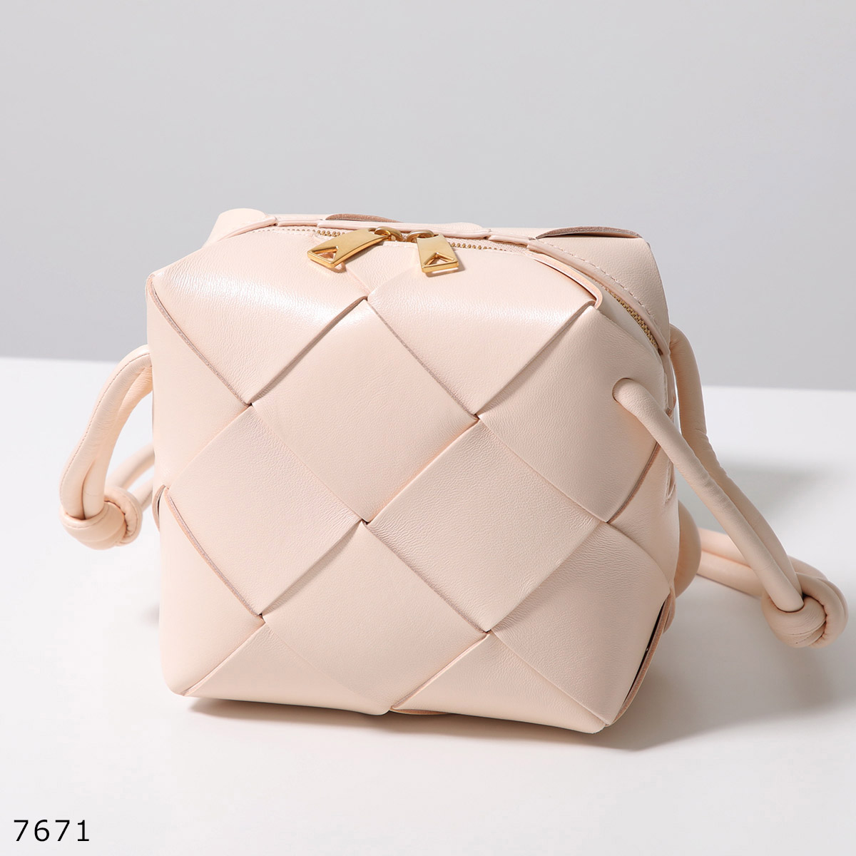 BOTTEGA VENETA ボッテガヴェネタ バッグ CASSETTE CAMERA BAG