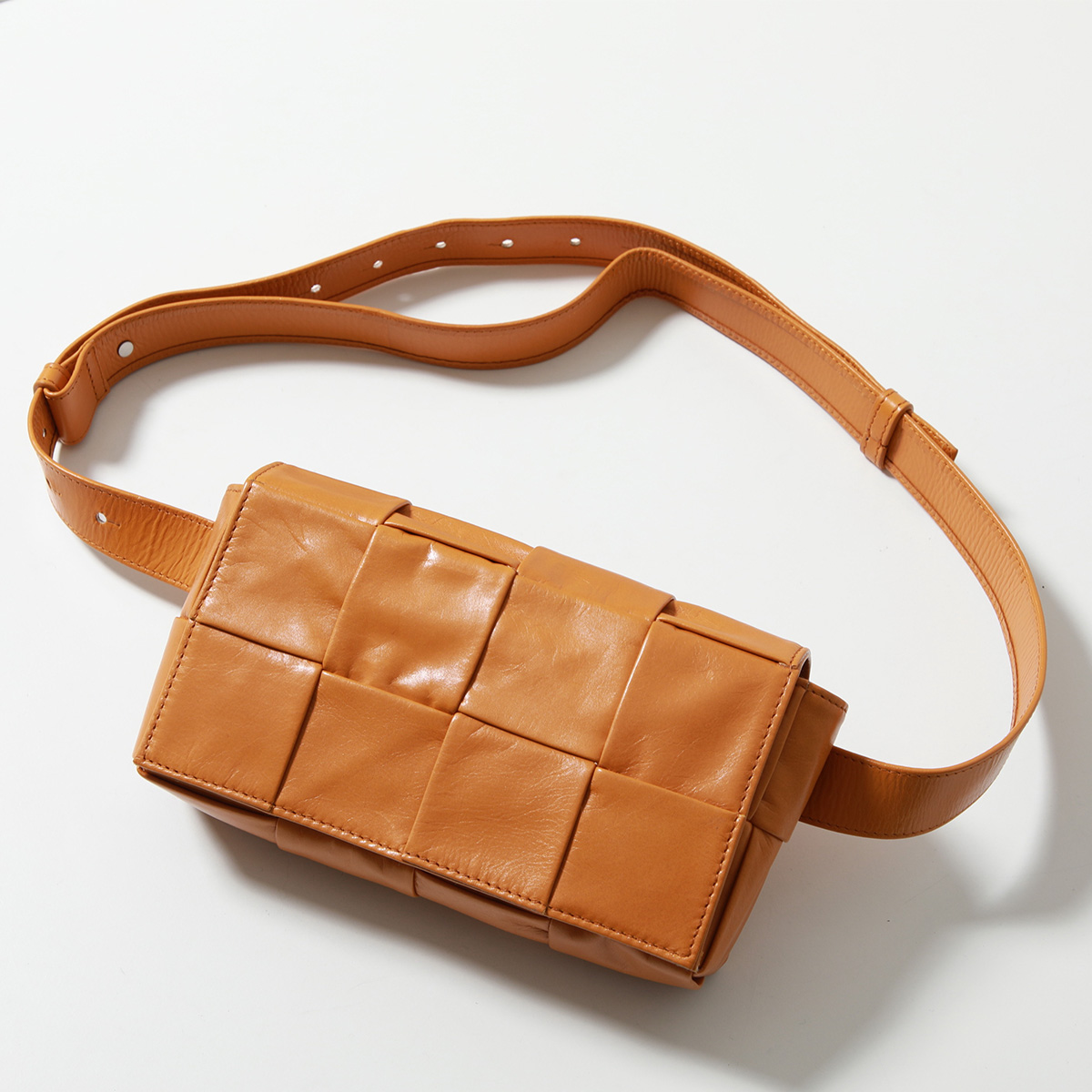 BOTTEGA VENETA ボッテガヴェネタ ボディバッグ CASSETTE