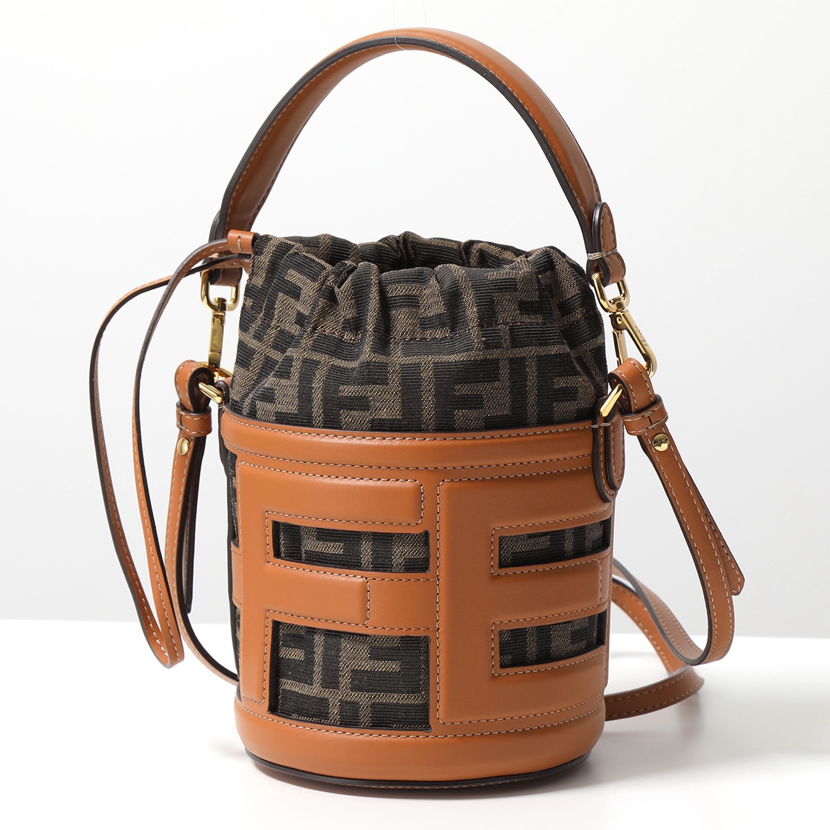 ★送料関税込★FENDI ステップアウト バケット ショルダーバッグ Fendi】ステップアウト ミディアム バケット バッグ 2色 (FENDI