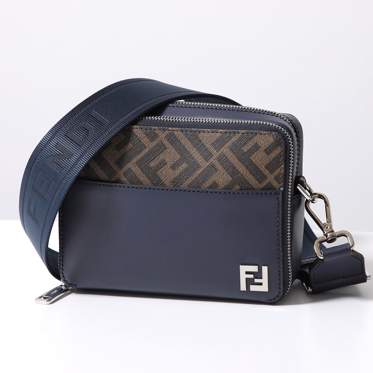 にゃん　新品　フェンデー　カメラバッグ　早い者勝ち FENDI ROMAカメラケース レザー ブラック | Fendi