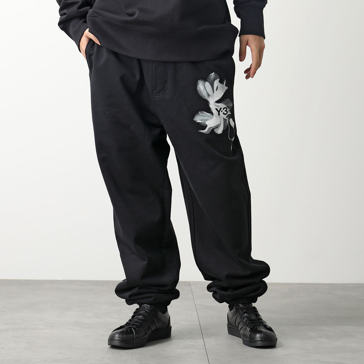 Y-3 ワイスリー スウェットパンツ GFX FT PANTS IN4339 メンズ ロゴ ジョガーパンツ トラックパンツ フラワー 花柄 BLACK/NOIR｜s-musee｜02