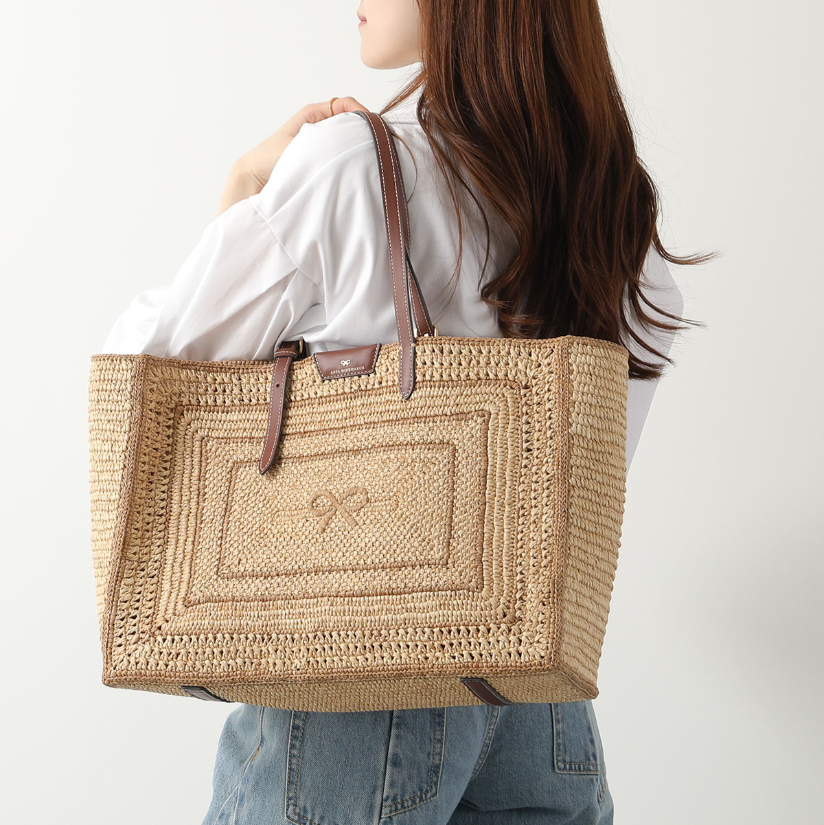 ANYA HINDMARCH かごバッグ E/W Bow Tote in Natural Raffi...