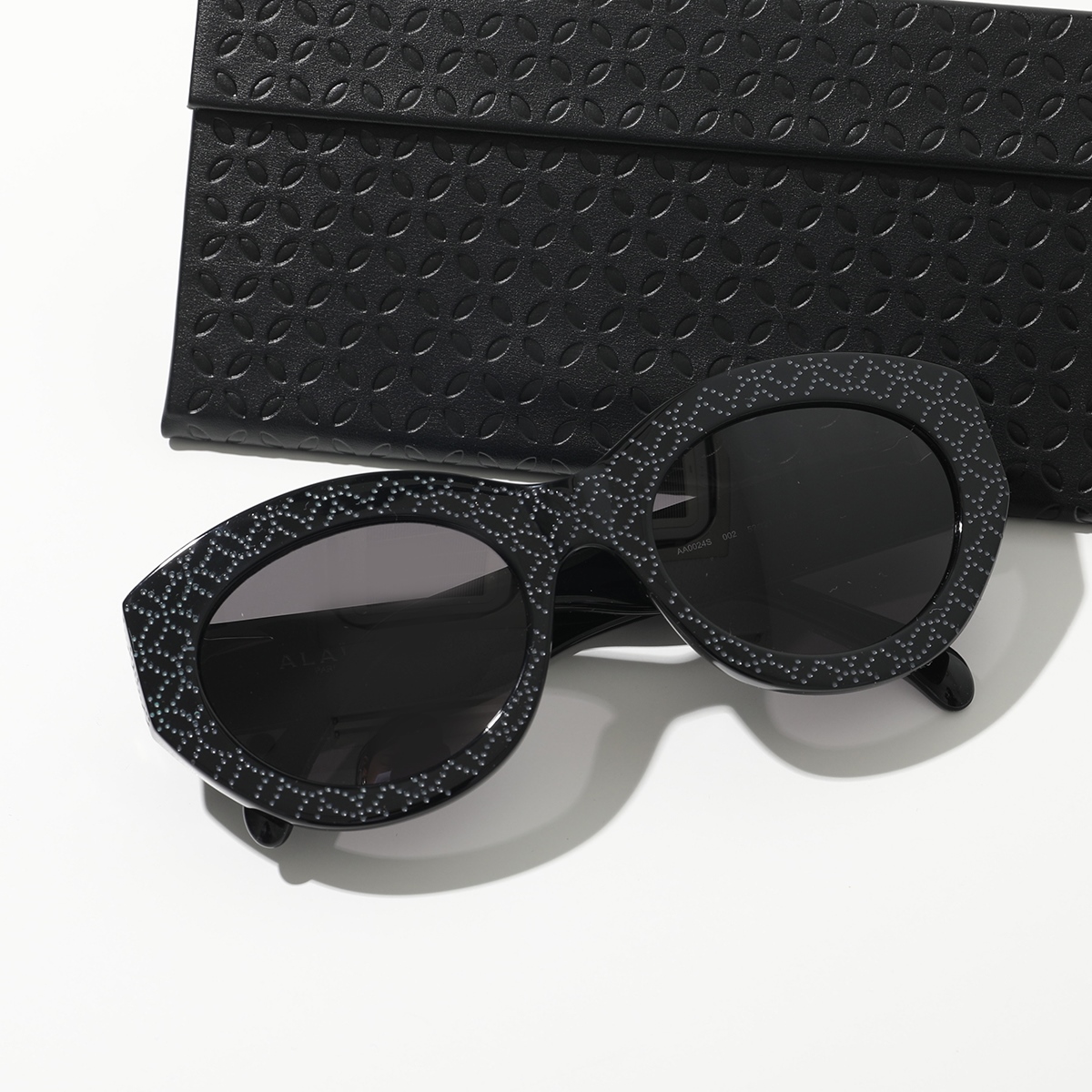 ALAIA アライア サングラス AA0024S レディース オーバル型 ロゴ カラーレンズ 眼鏡 メガネ アイウェア 002/BLACK-BLACK-GREY｜s-musee｜02