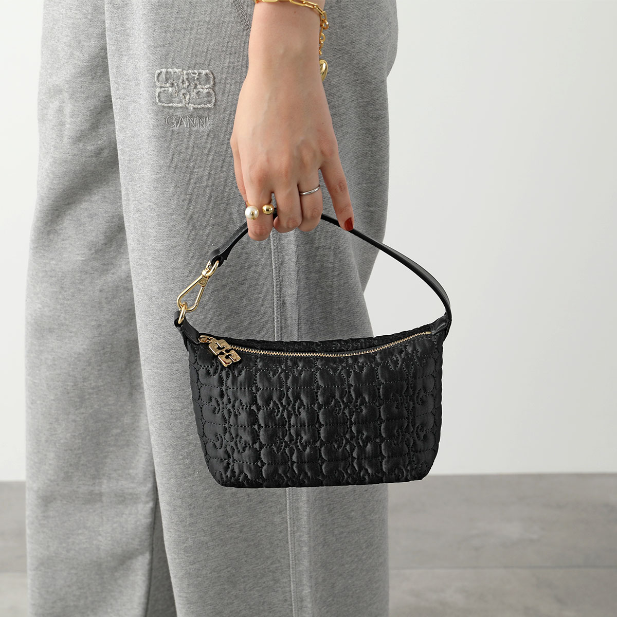 GANNI BUTTERFLY SMALL POUCH SATINハンドバッグ Ganni Butterfly Satin Small Pouch