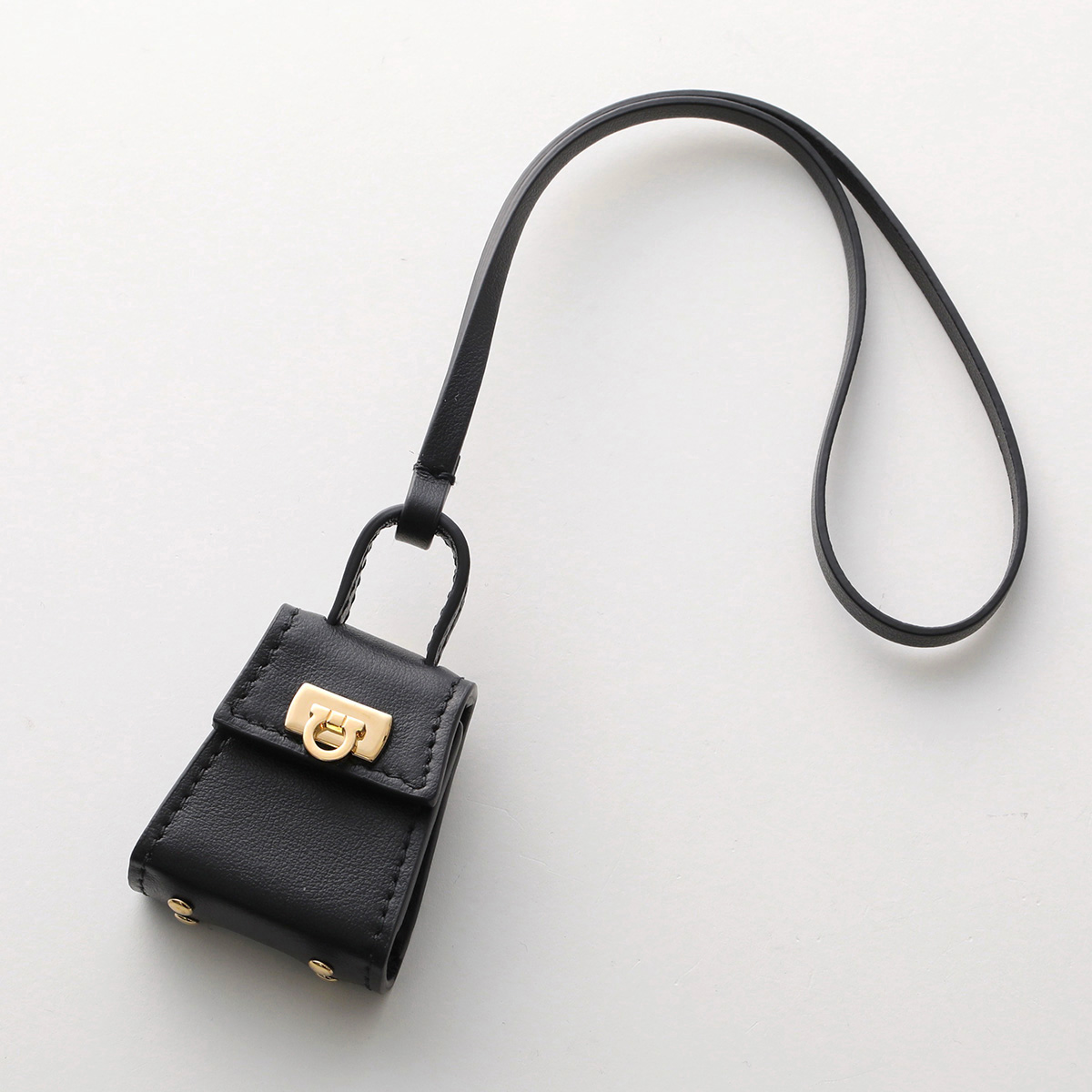 超極美品● フェラガモ ハンドバッグ ガンチーニ チャーム ブラック レザー FERRAGAMO（フェラガモ） チャーム 22 0637 レディース レザー