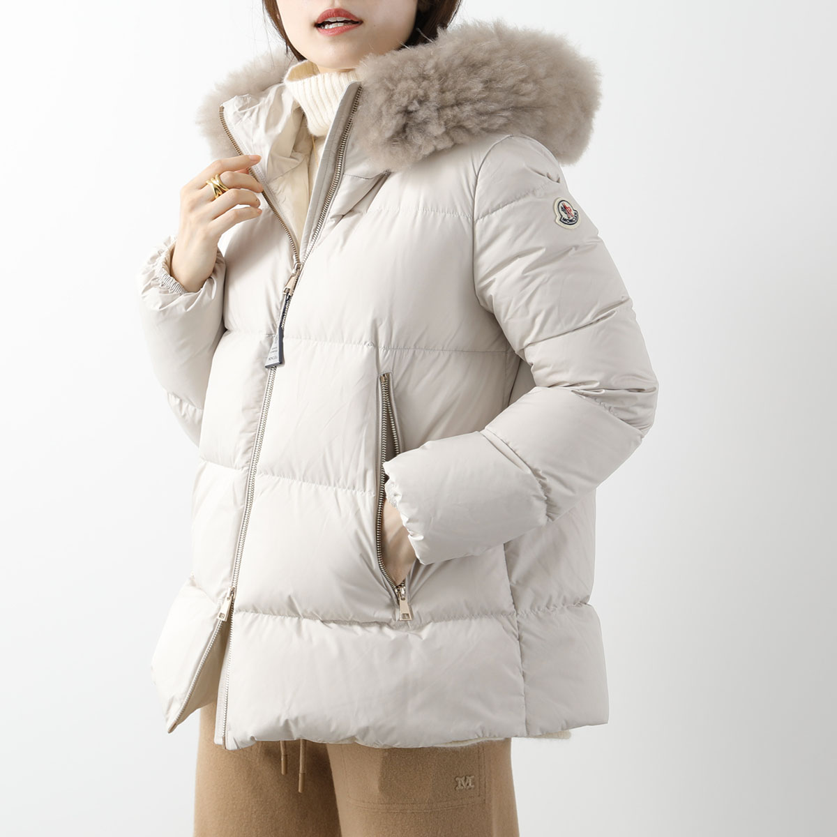 MONCLER モンクレール ダウンジャケット LAICHEFUR ライチファー 1A00174 54AQE レディース ファー フード付き  ショート丈 アイコンパッチ カラー2色