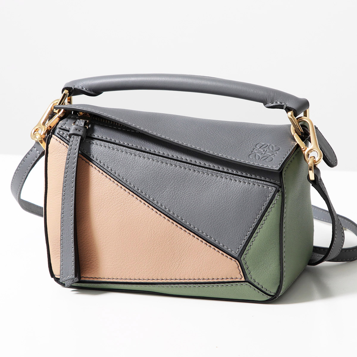 【美品】LOEWE グレー レザー ショルダーバッグ LOEWE】ショルダーバッグ レザー グレー - メルカリ