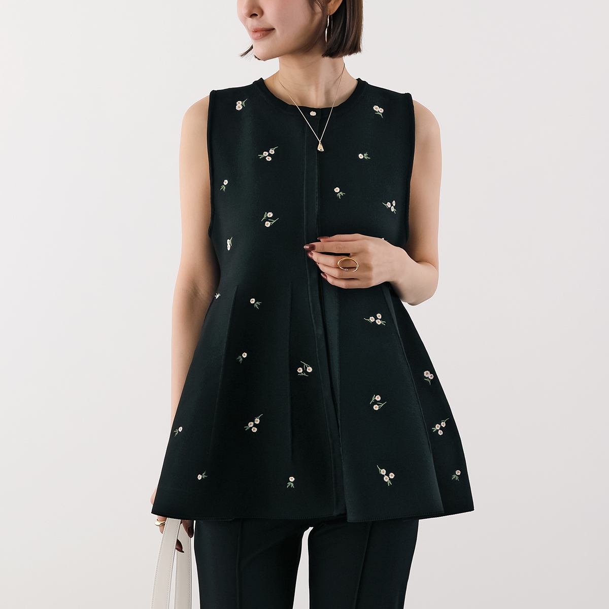 Mewl ミュール ベスト M251-95133 刺繍スポンジ トップス