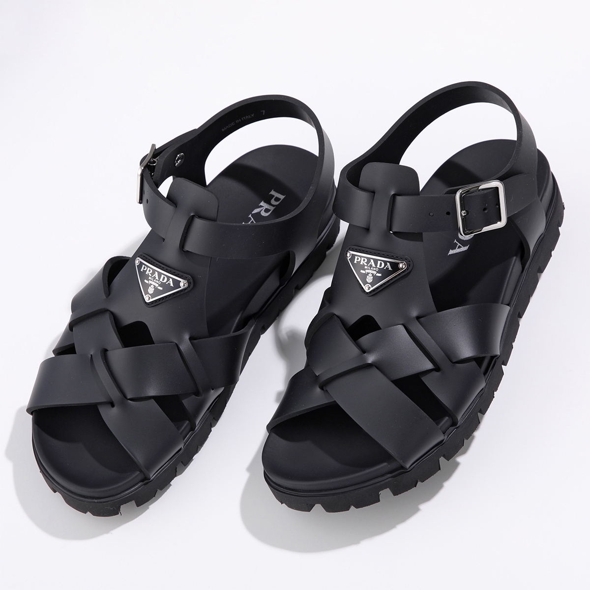 PRADA(プラダ) エンボス トライアングルロゴサフィアーノレザー