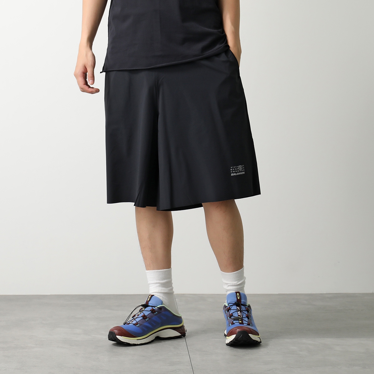 国内発送 MM6 Maison Margiela x Salomon ロゴ ショートパンツ SH0MU0017_M35417_900_R_1800x18