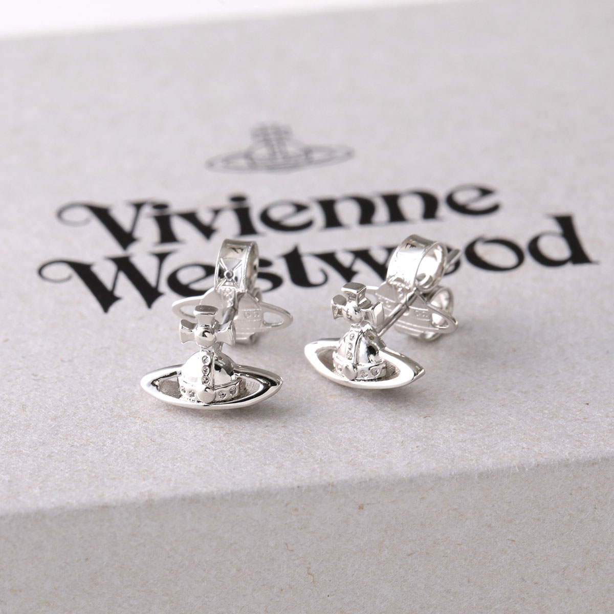 Vivienne Westwood シルバーリング型ピアス 左右セットVivienne Westwood シルバー ピアス レディース 人気