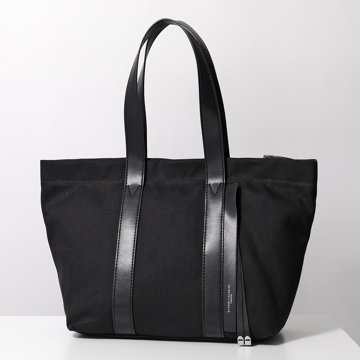 Black x Black｜GIANNI CHIARINI(ジャンニ キアリーニ) │ 公式