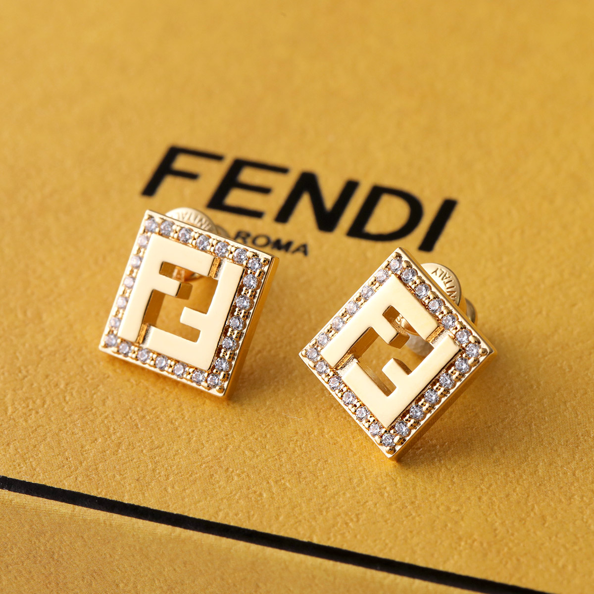 【専用】にゃんちゅう様_FENDI ロゴピアス 514XCydeqvL._AC_SY350_QL65_.jpg