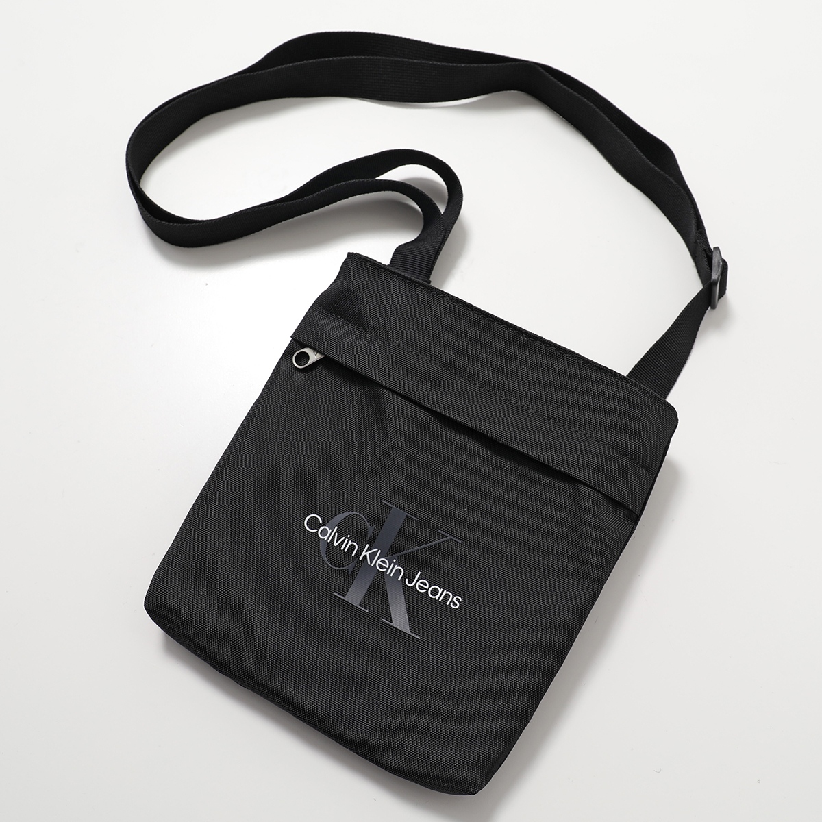   ラップウエストバッグ ¥17,600　カルバンクライン Calvin Klein ラップウエストバッグ ¥17,600 カルバンクライン