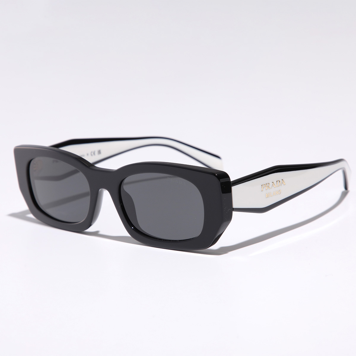 PRADA✨プラダ✨サングラス フレームホワイトブラック レンズグラデーション PRADA プラダ サングラス SPR B05 レディース レクタングル型