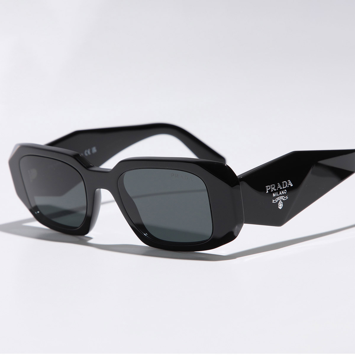 ［美品］プラダ　スクエアフレーム　ロゴ　シンボル　サングラス　ブラック Prada Eyewear プラダ シンボル スクエアサングラス | ブラック