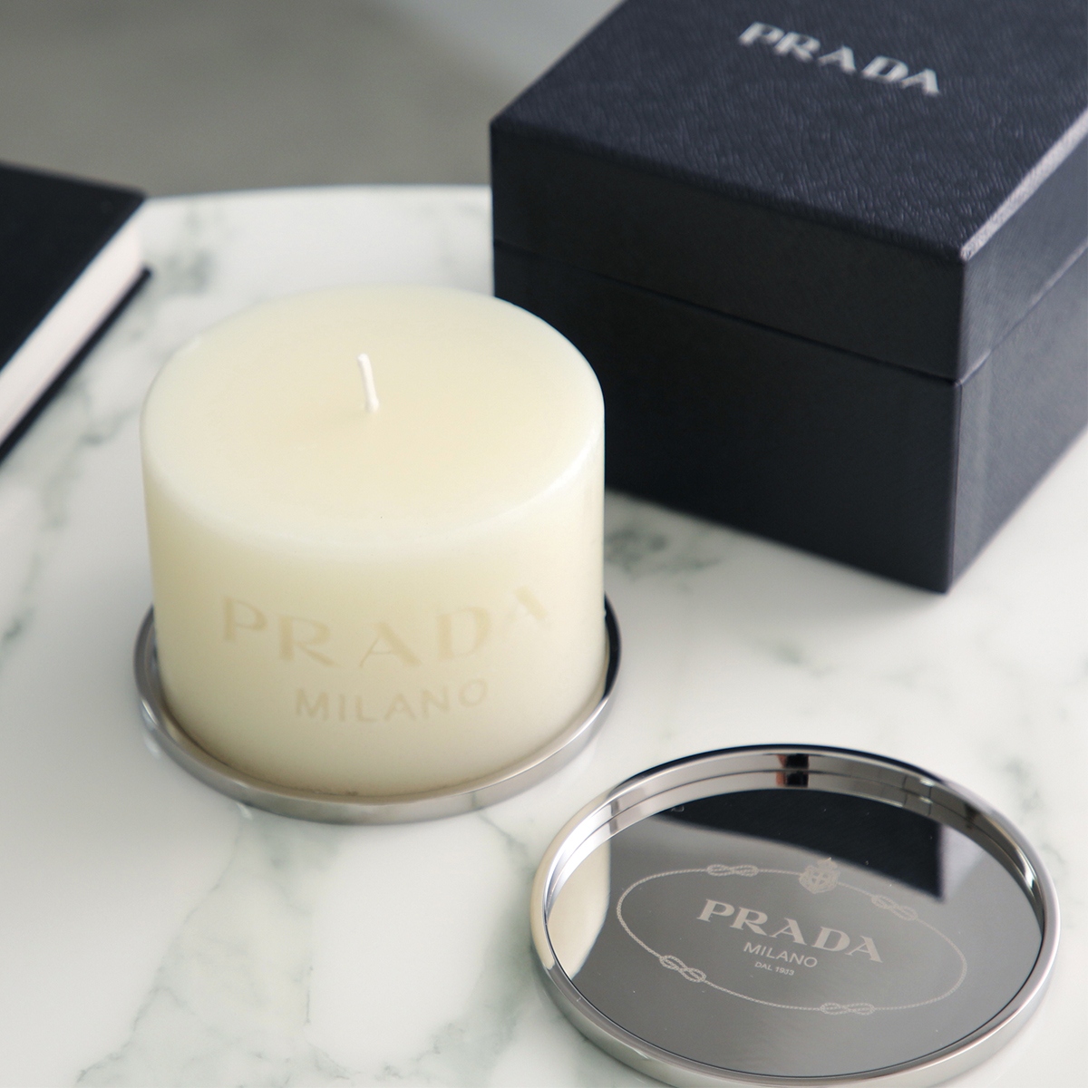 PRADA キャンドル 赤と白のトライアングルパターン PRADA（プラダ） キャンドル 2QJ001 2DY2 レディース アロマ