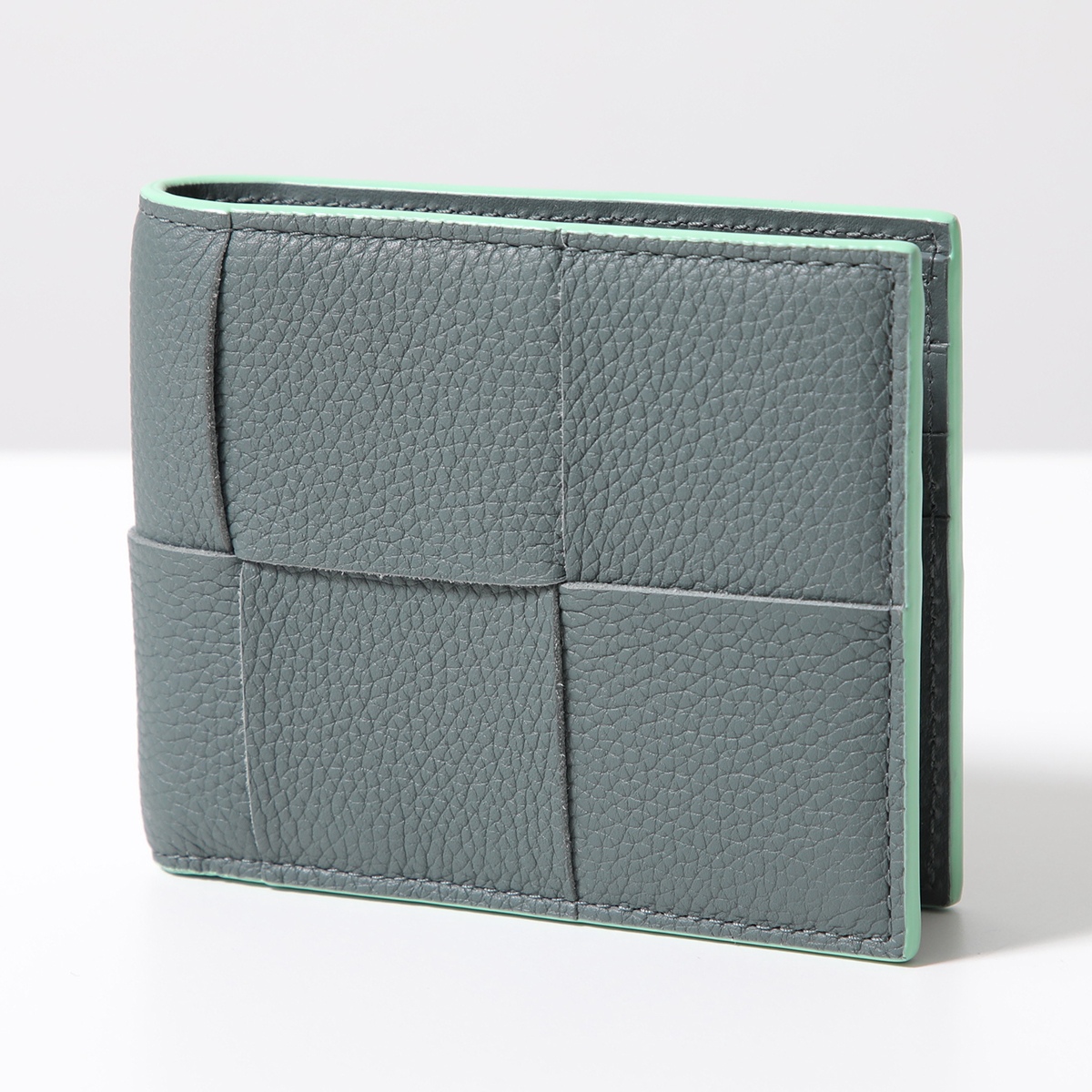 BOTTEGA VENETA カセット二つ折りレザーウォレット ブラックカセット スリム 二つ折りウォレット| Bottega Veneta® 日本