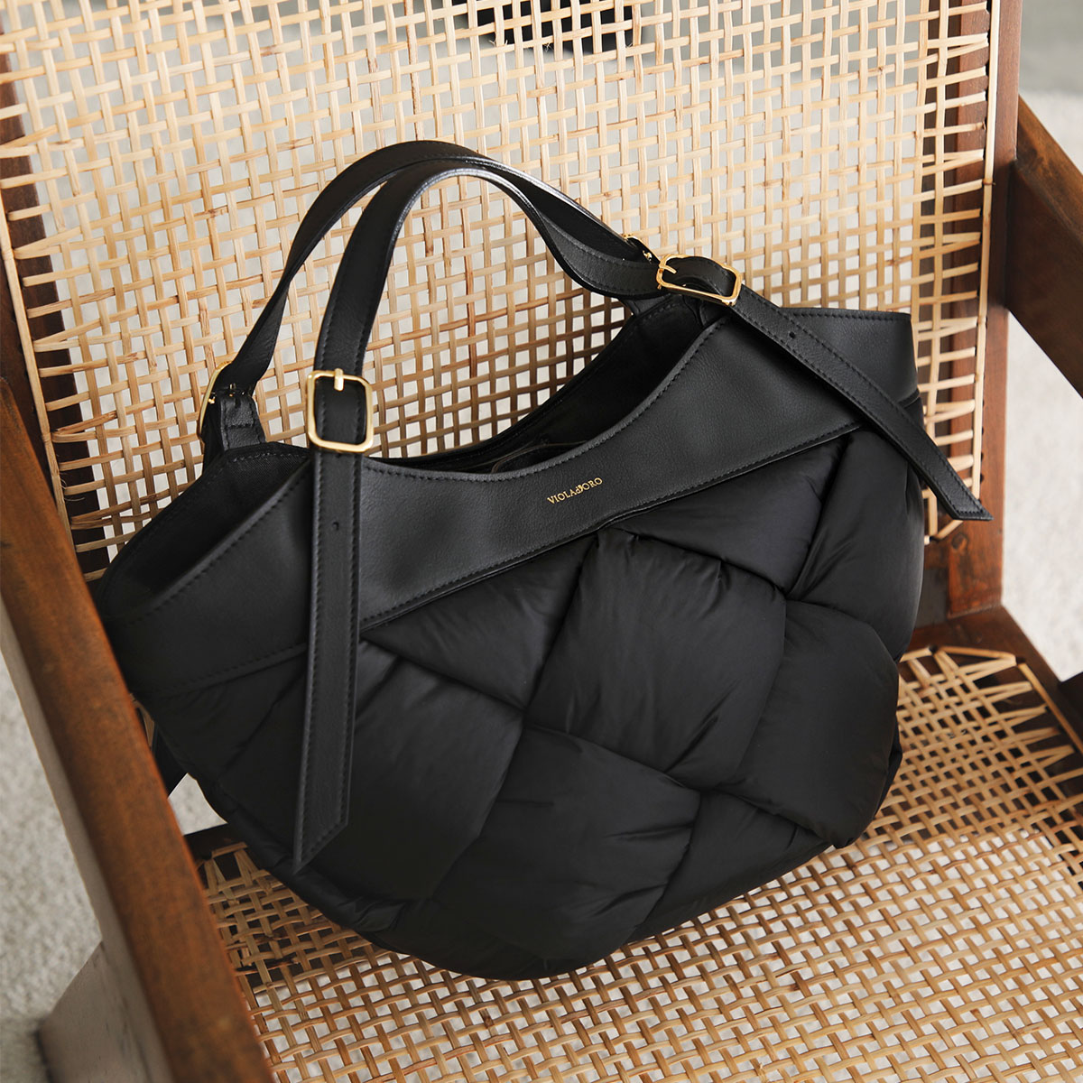 最終値下げヴィオラドーロVIOLAd’OROショルダーバッグボディバッグ VIOLAd'ORO(ヴィオラドーロ)｜BIANCA ナイロンボディバッグ M/ブラック