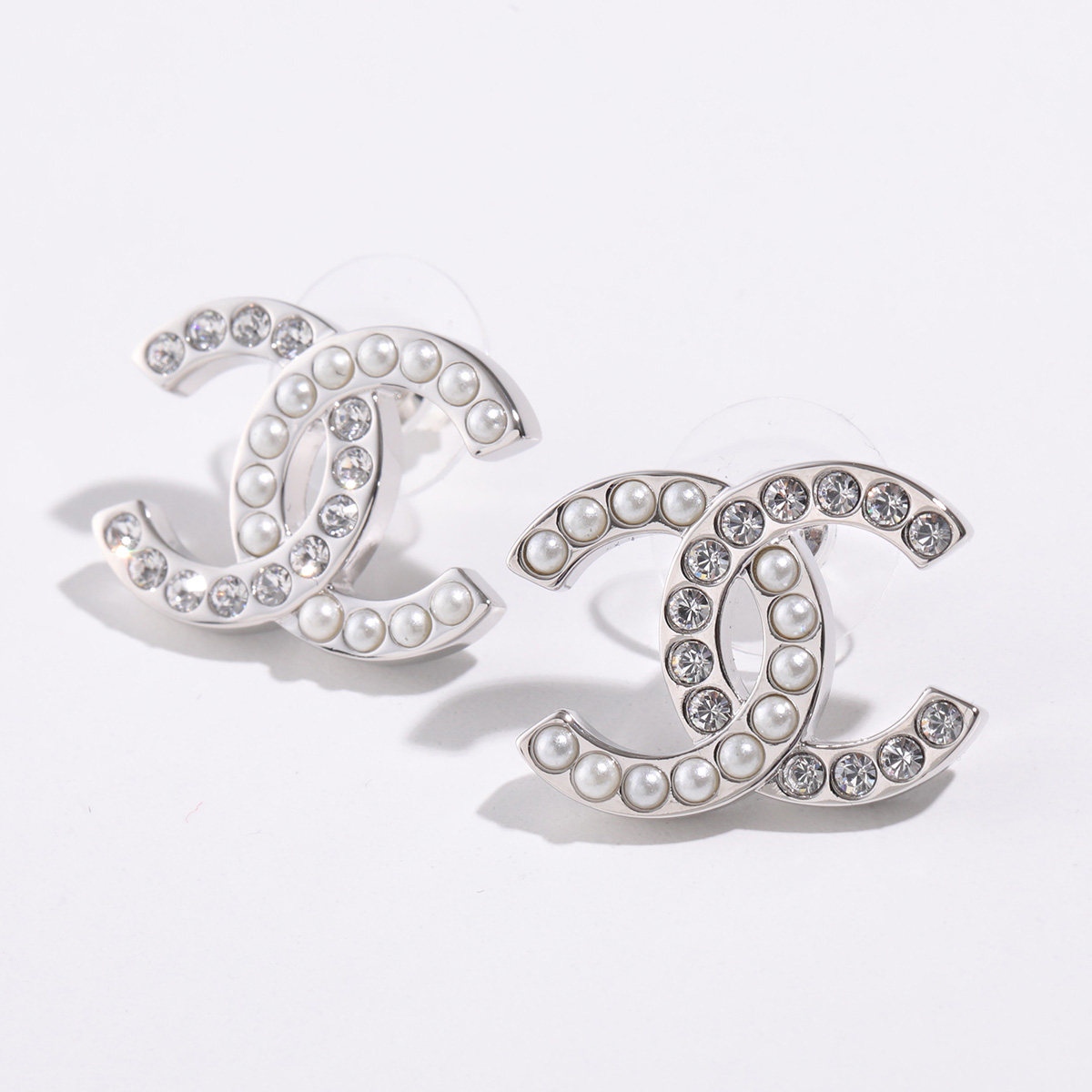 値下げしました！CHANEL ピアス ロゴデザイン 多色 美品 明日着 限定 キラキラ♪ストーンxパール CCマークピアス CHANEL