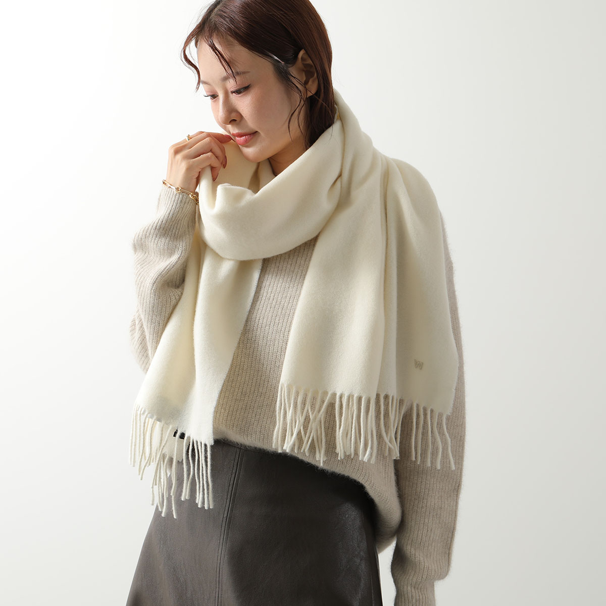 Max Mara ブラック マフラー フリンジ付き　イタリア製 Max Mara ブラック マフラー フリンジ付き イタリア製 Max Mara