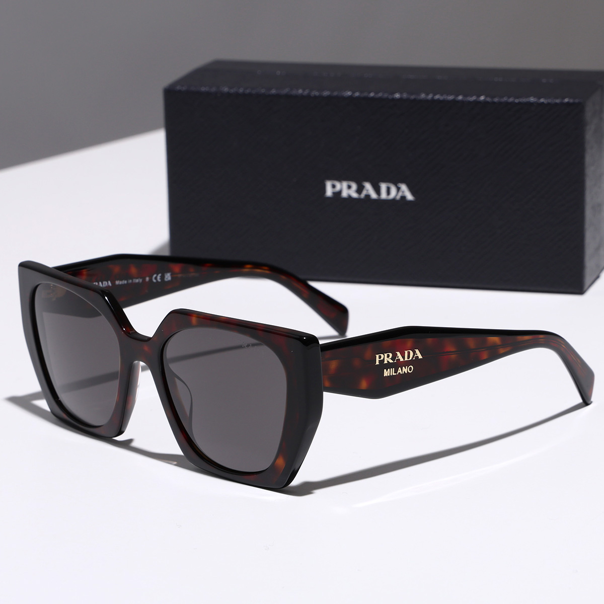 【未使用】プラダ★PRADA サングラス レッド 赤色 太フレーム メガネ 華やかなアイウェアラインを持ち、世界中のファッションアイコンたちが
