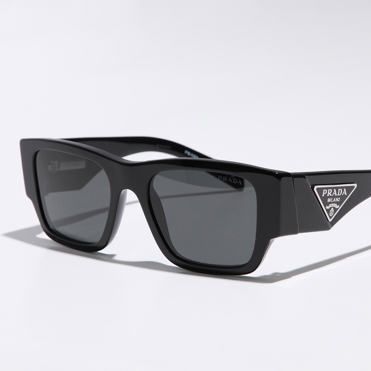 プラダ PRADA サングラス 衣料品 プラスチック レディース ボルドー系 / ブラック系 【中古】 中古・古着通販】PRADA (プラダ) サングラス レッド×ホワイト サイズ
