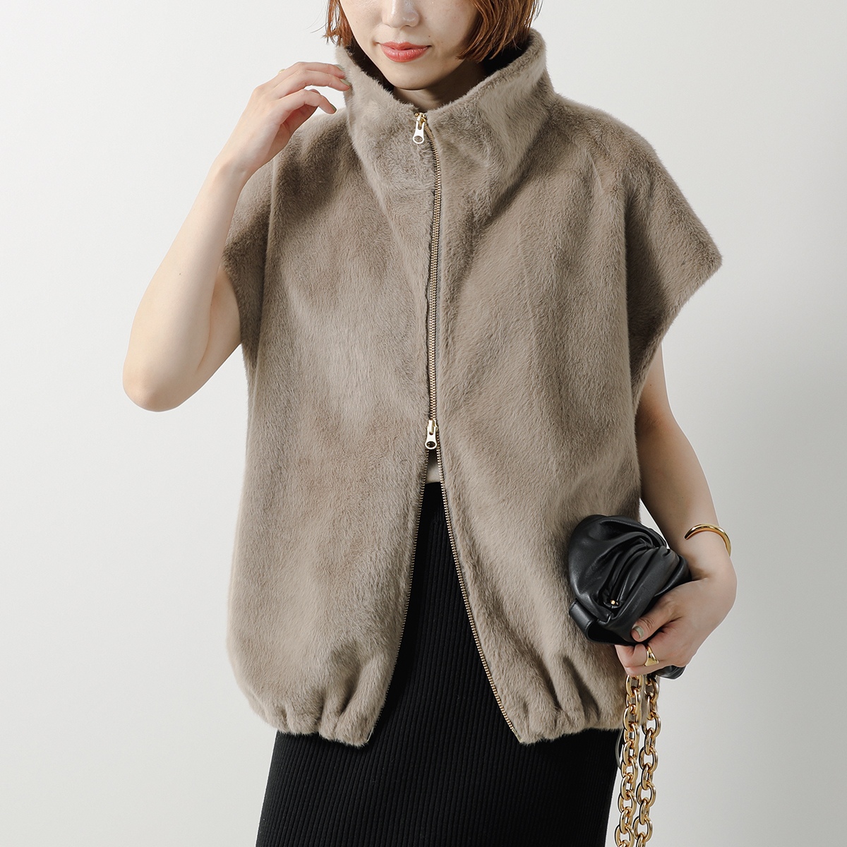 【新品未使用】MICA&DEAL　Vネックフェイクファーベスト　リバーシブル MICA&DEAL（マイカ＆ディール）の「Vネックフェイクファーベスト