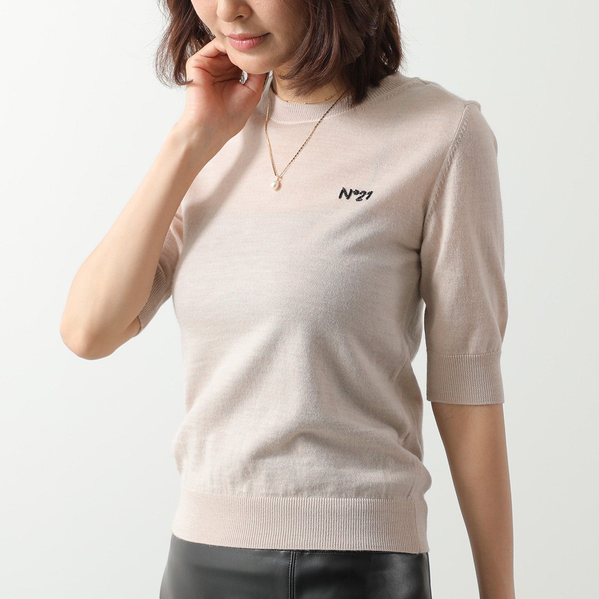 N°21 ヌメロヴェントゥーノ セーター A031 9000 レディース ｃ クルーネック ロゴ ビーズ装飾 カラー3色の画像