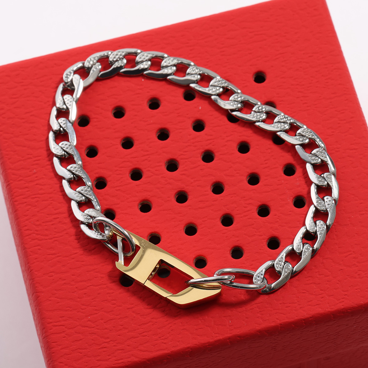 【超美品&未使用】 ブレスレット DIESEL DX13380 ロゴチェーン 極美品】 ブレスレット ディーゼル DIESEL DX13380 ロゴチェーン