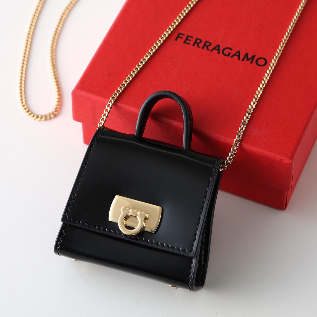 サルヴァトーレフェラガモ　Airpodsケースチェーン付 FERRAGAMO（フェラガモ） イヤホンケース 220486 765929 レディース