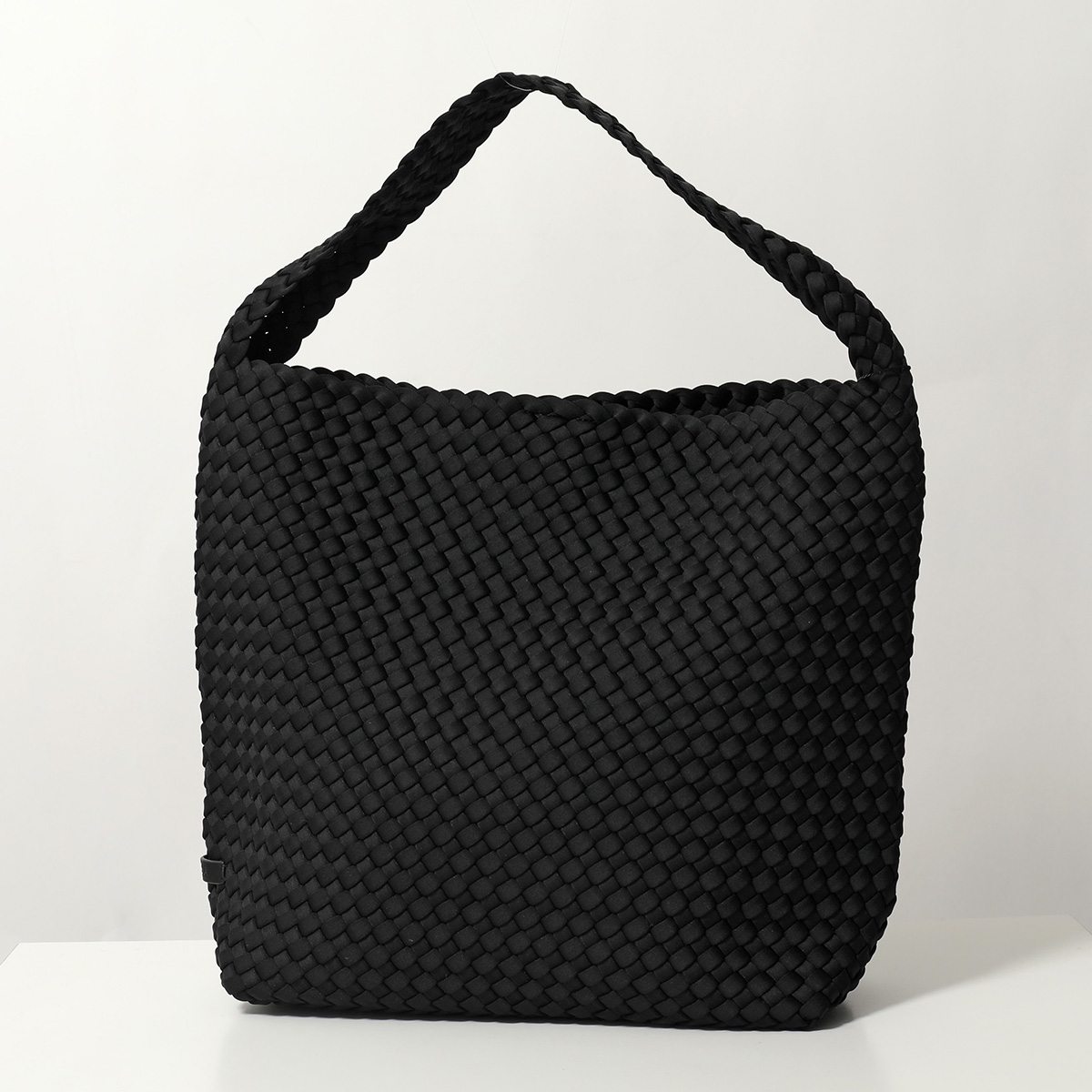 【NAGHEDI/ナゲディ】Nomad Medium Hobo カシミヤ NAGHEDI（ナゲディ）｜Nomad Medium Hoboアイテムの詳細 | GUESTLIST