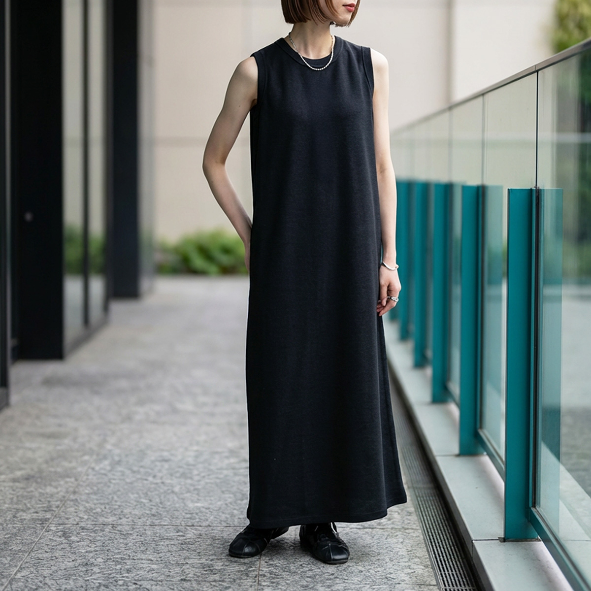 ユニバーサルティシュ　ブラックノースリーブロングワンピース ユニバーサルティシュ ブラックノースリーブロングワンピース