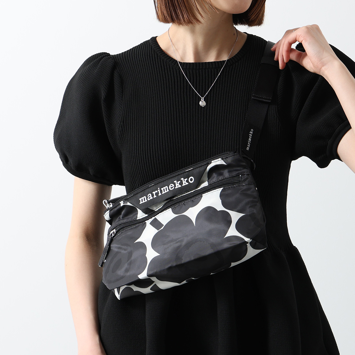 marimekko neat crossby ショルダー　ウニッコ　黒　斜めがけ Neat Crossbody Unikko S ショルダーバッグ | Maija Isola | Marimekko