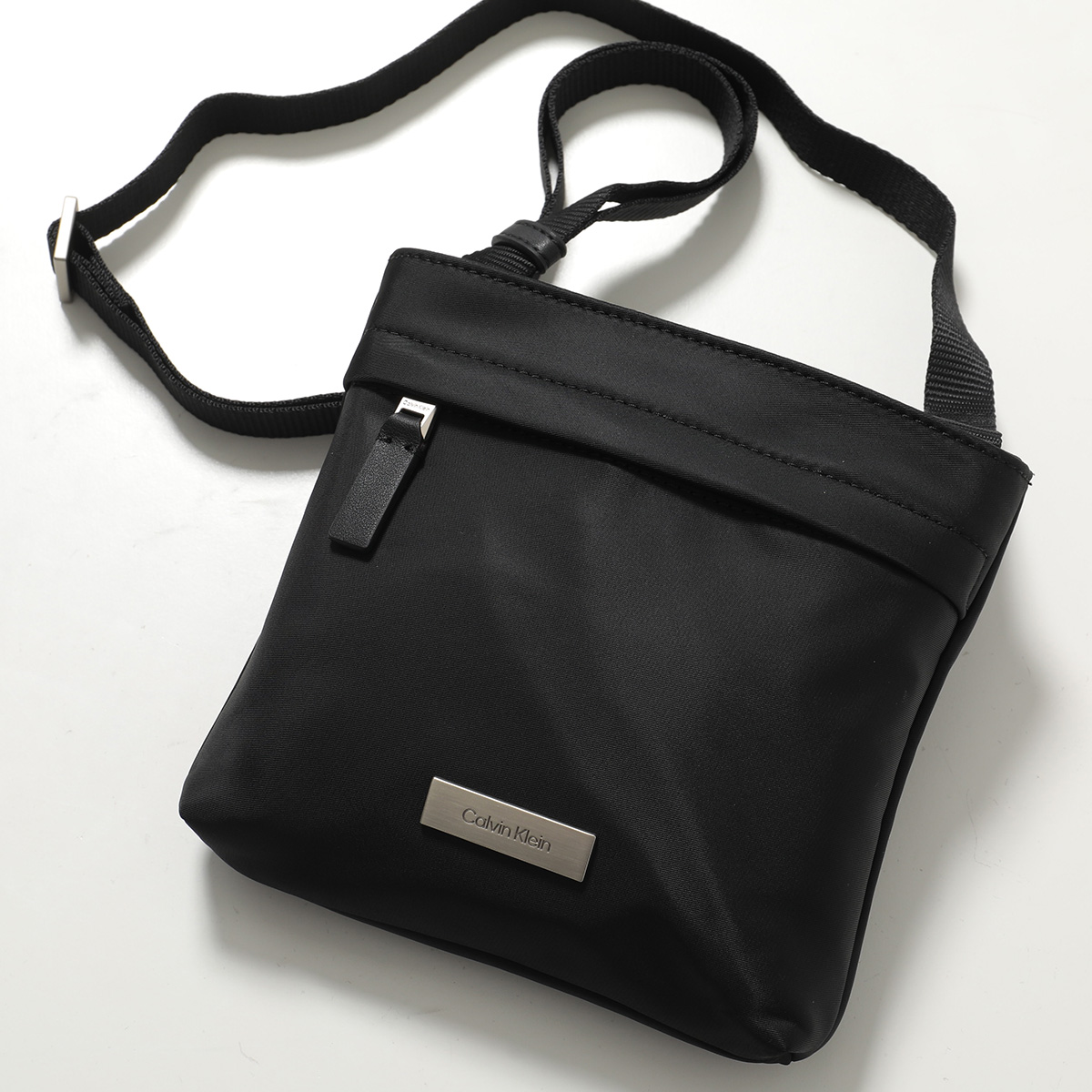 Calvin Klein（カルバン・クライン） ショルダーバッグ SLEEK SLIM
