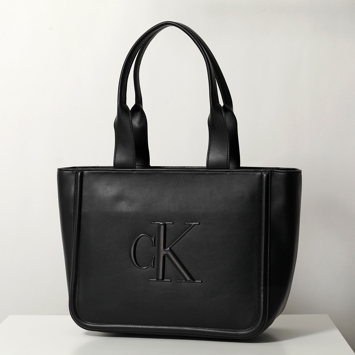 カルバンクライン トートバッグ 大容量 エンボス ロゴ シンプル 無地 ブラック Calvin Klein (カルバンクライン) フェイクレザー エンボスロゴ 2WAY