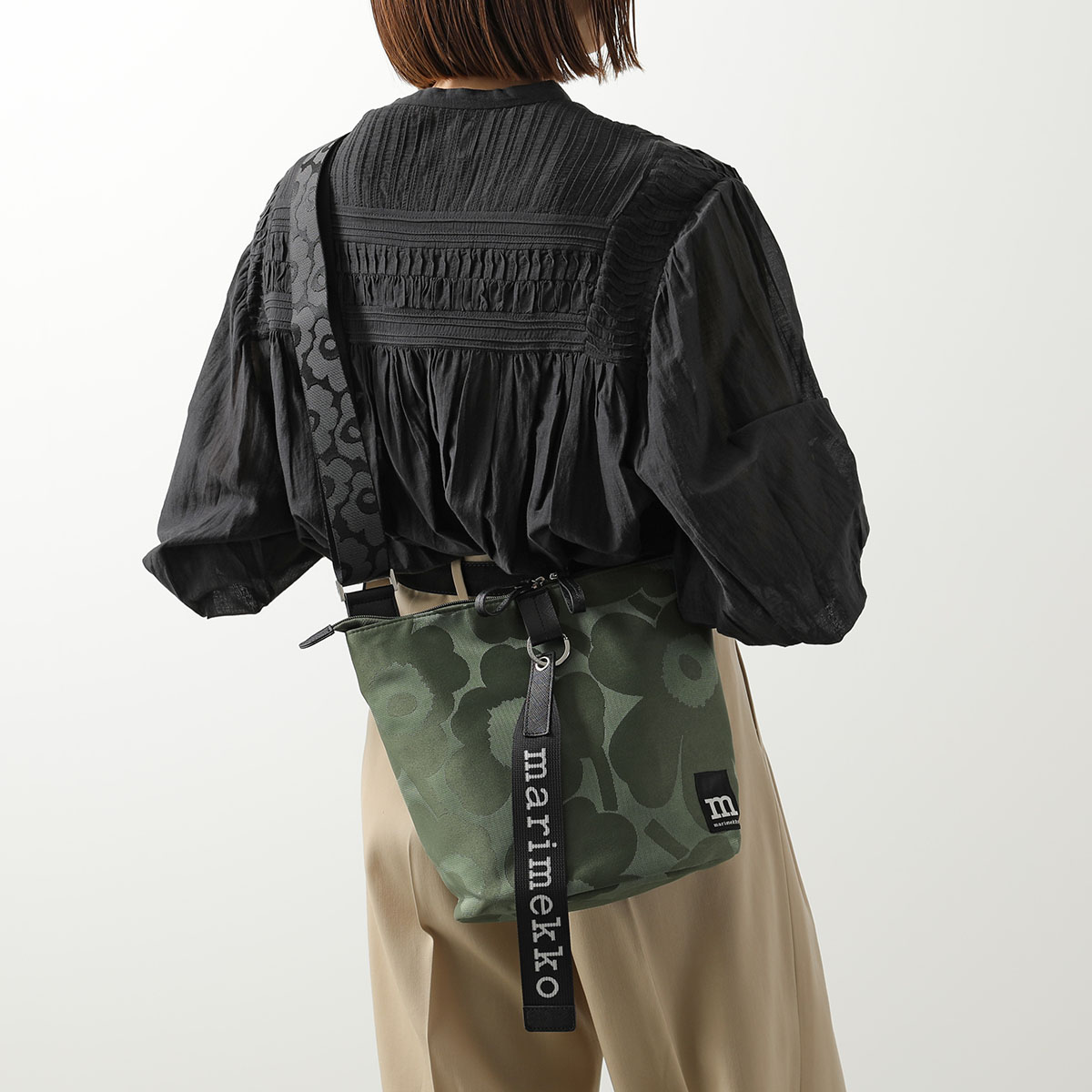 ハム 新品 マリメッコ Carry All UNIKKO ブラック Carry All Unikko ショルダーバッグ | Maija Isola | Marimekko