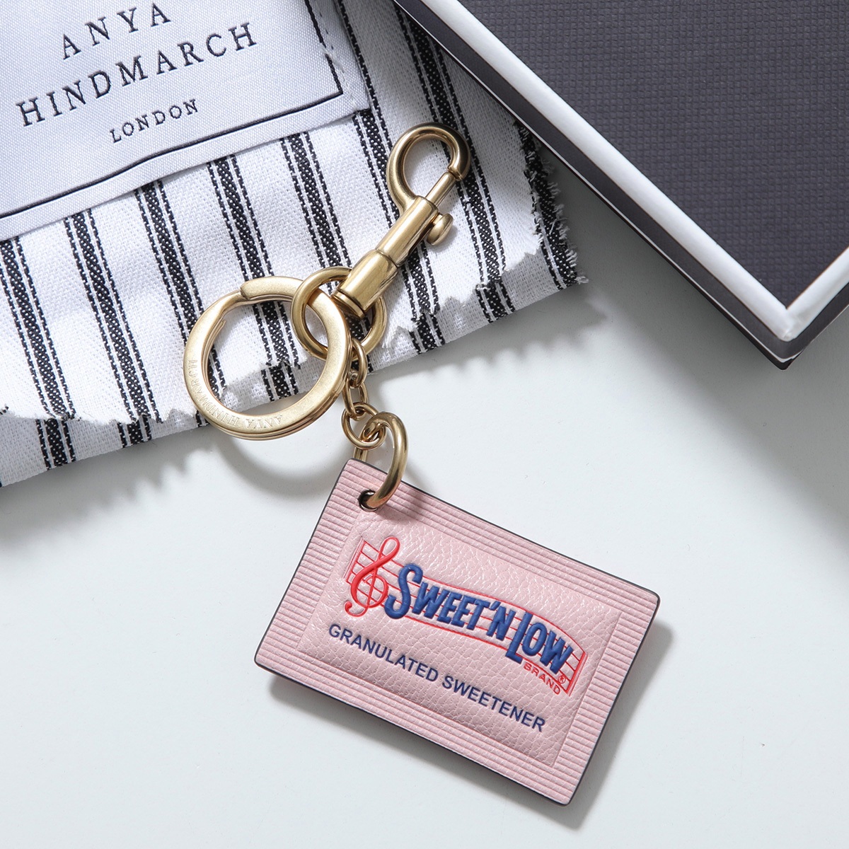 アニヤハインドマーチ　アイズ　チャーム　レザー　タグ ANYA HINDMARCH（アニヤ・ハインドマーチ） キーホルダー Anya Brands