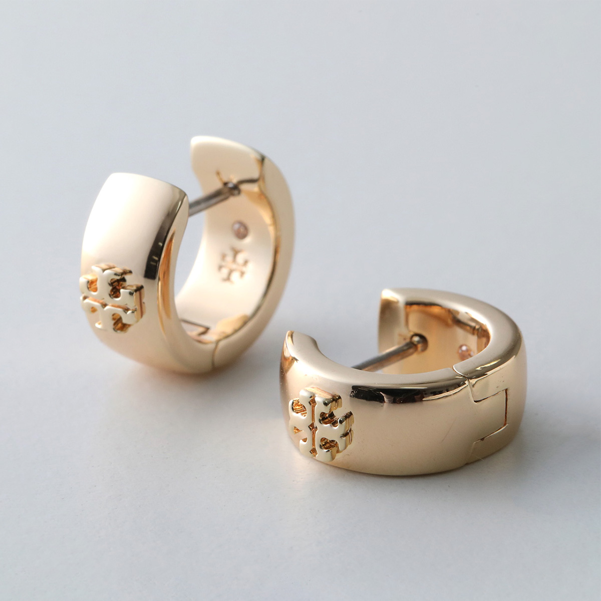 Tory Burch フープピアス TORY BURCH（トリーバーチ） フープピアス KIRA HUGGIE キラ ハギー