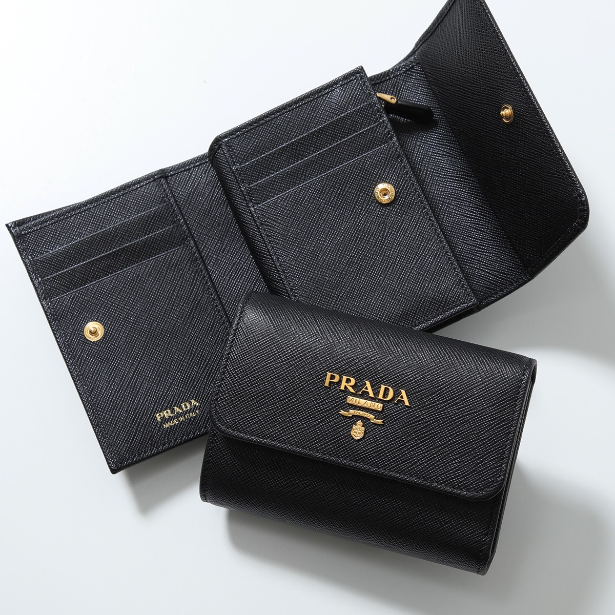 ✨未使用展示品✨　PRADA ミニ財布　サフィアーノレザー　三角プレート　黒色 ✨ABランク✨ PRADA ミディアムウォレット 三角プレート サフィアーノ