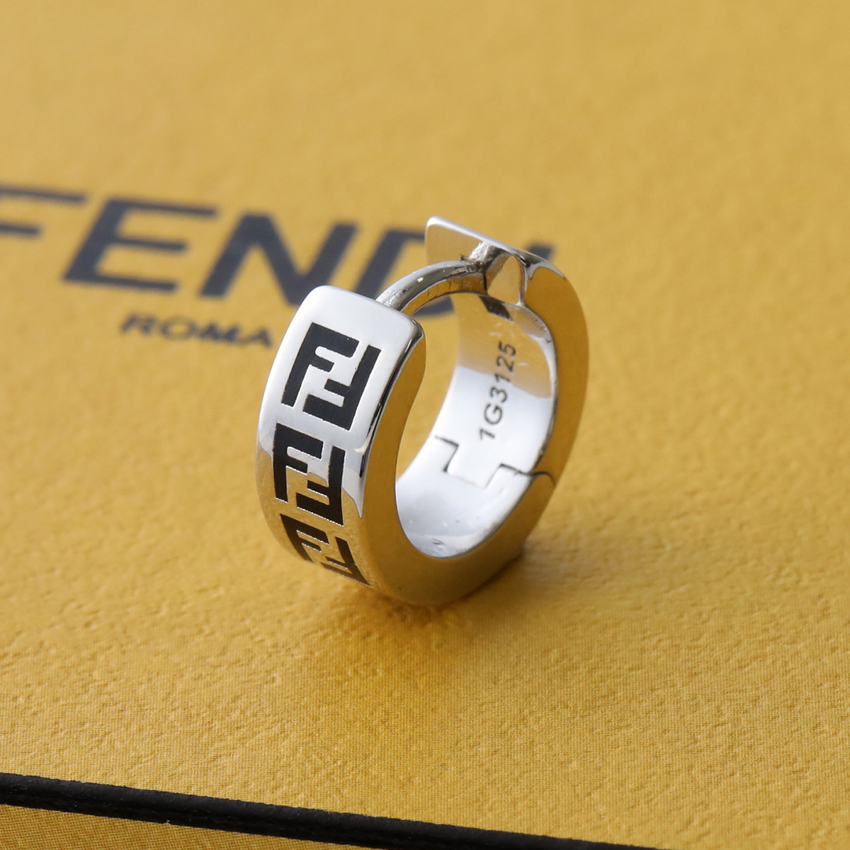 未使用品FENDI フェンディ　フープピアス　ゴールド　ズッカ　片耳 FENDI（フェンディ） フープピアス 7AK015 B09 メンズ FF柄 ズッカ柄