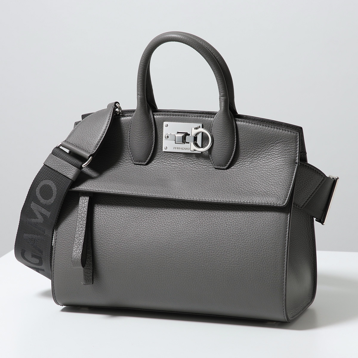 【専用】FERRAGAMO（フェラガモ）パーティーハンドバックメタルハンドル FERRAGAMO（フェラガモ） 並行輸入 トートバッグ ヴァラ ボウ 21I290