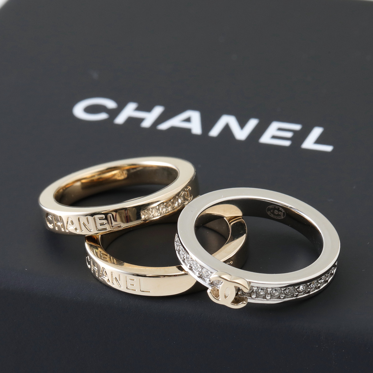 美品 シャネル CHANEL ココマーク ストーン イヤホン ジャック 3つ 銀 CHANEL（シャネル） ピアス COCO ココマーク ガンメタル ライン
