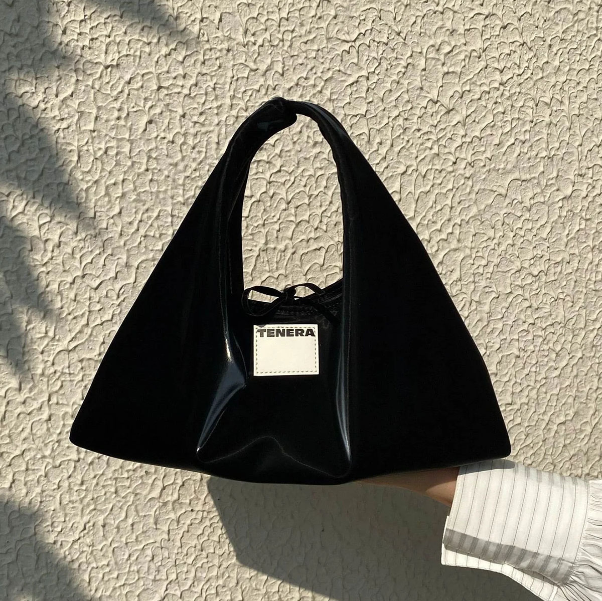 クラシックな二色のモノグラムと赤い内装のバッグ、ほぼ新品です。 TENERA テネラ ハンドバッグ Classic Hobo Bag クラシック ホーボー