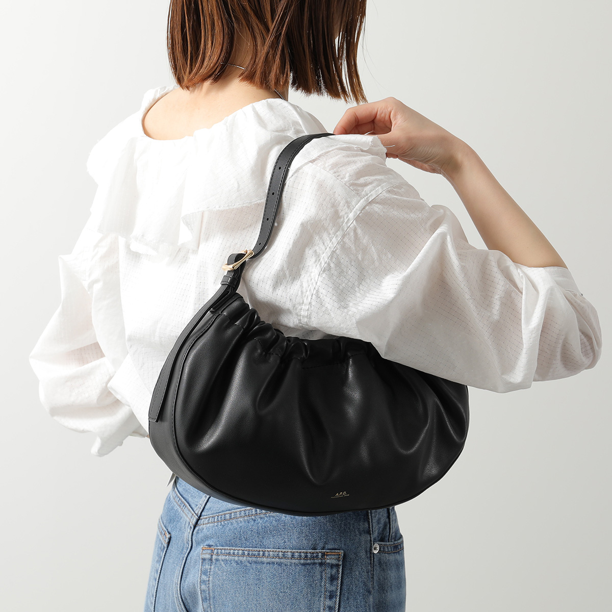 APC A.P.C. アーペーセー ハンドバッグ Ninon Hoop ニノン フープ PUAAT F67049 レディース ショルダーバッグ ギャザー ロゴ 鞄 LZZ/NOIRの画像